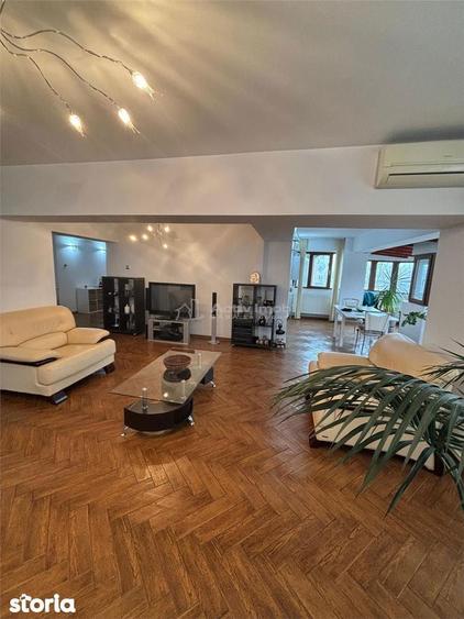 Apartament cu 4 camere decomandat în Port
