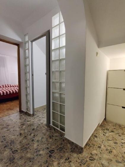 Apartament cu 3 camere semidecomandat, mobilat în Dacia