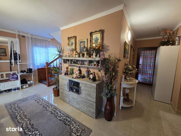 Casă cu 5 camere cu Teren 443 Mp în Central