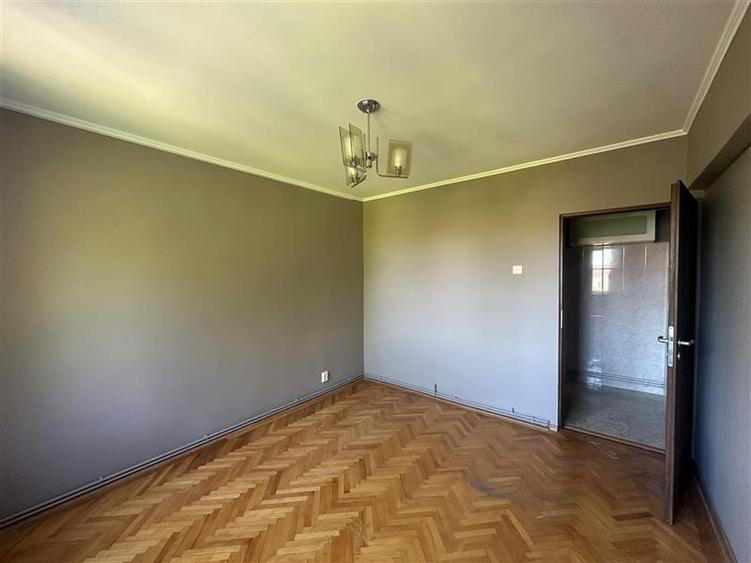 Apartament cu 3 camere semidecomandat în Piața Unirii