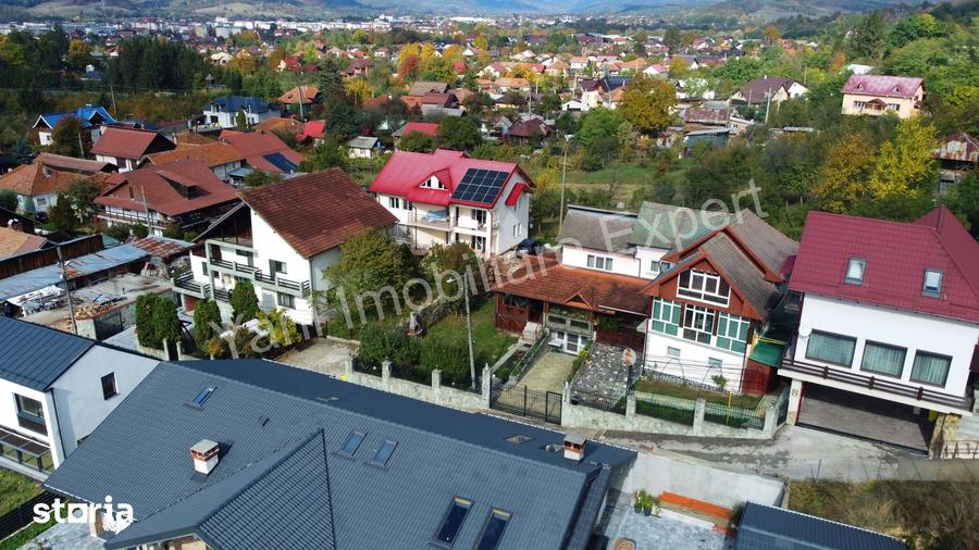 Casă cu 6 camere cu Teren 557 Mp în Central