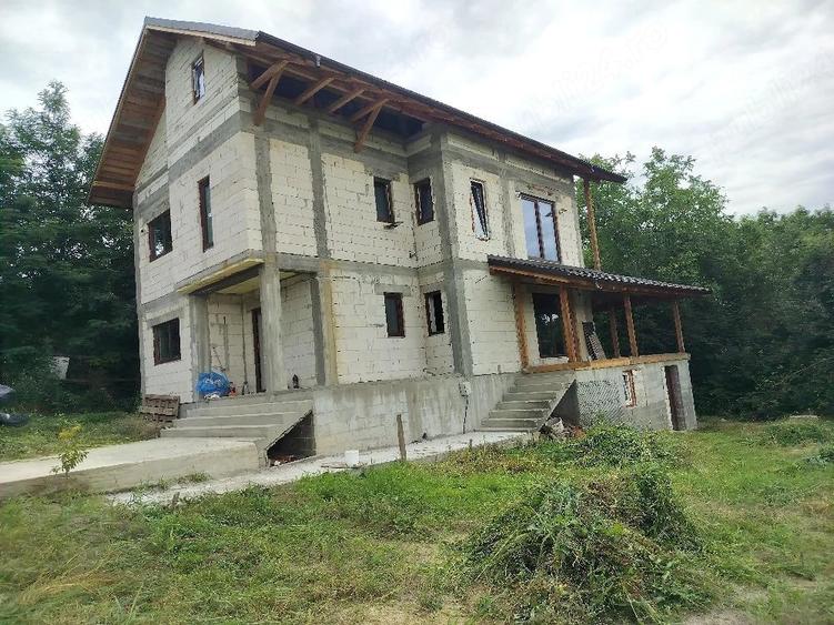 Casă cu Teren 1200 Mp în Copăcelu