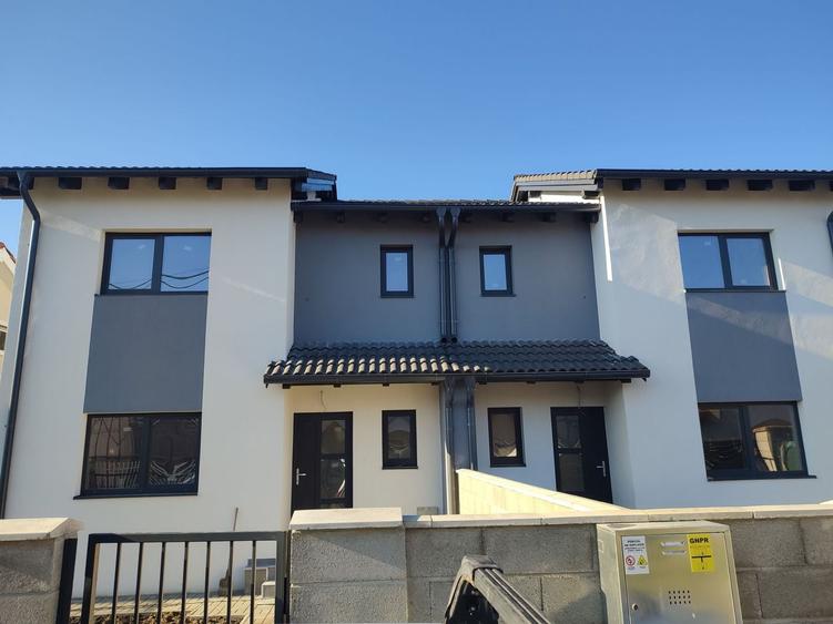 Duplex cu 4 camere cu Canalizare în Exterior Vest