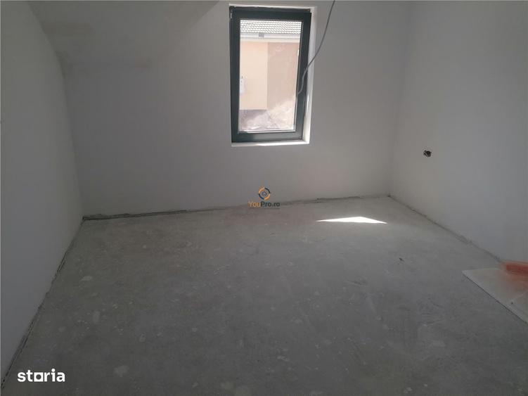 Casă cu 4 camere în Sânandrei