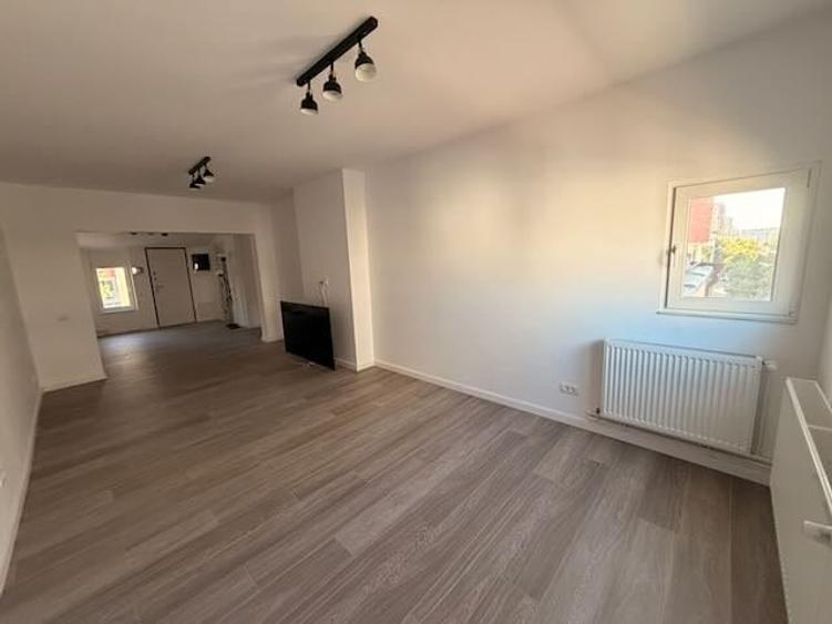 Apartament cu 6 camere decomandat, mobilat în Clucerului
