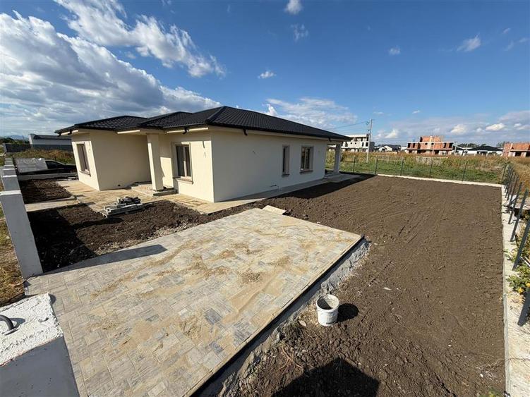Casă individuală cu 4 camere cu Canalizare în Exterior Vest