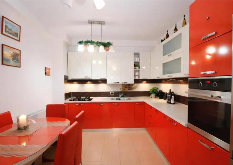 Apartament cu 3 camere decomandat, mobilat în Tractorul