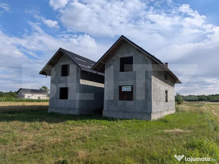 Casă cu 7 camere cu Teren 7500 Mp în Central