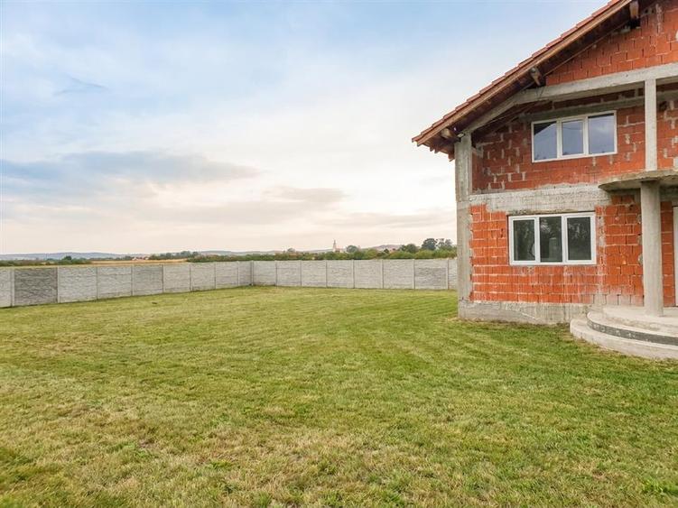Casă cu 5 camere cu Teren 900 Mp în Tileagd
