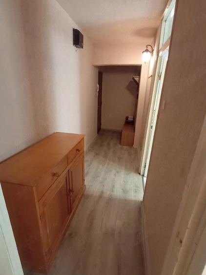 Apartament cu 2 camere semidecomandat în Girocului