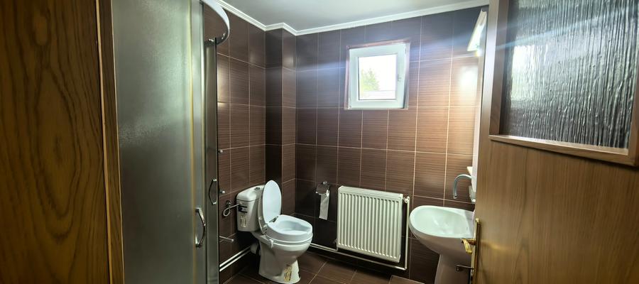 Casă individuală cu 5 camere cu Teren 891 Mp în Central