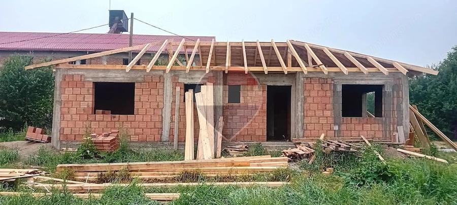 Casă cu 4 camere cu Teren 365.5 Mp în Hălchiu