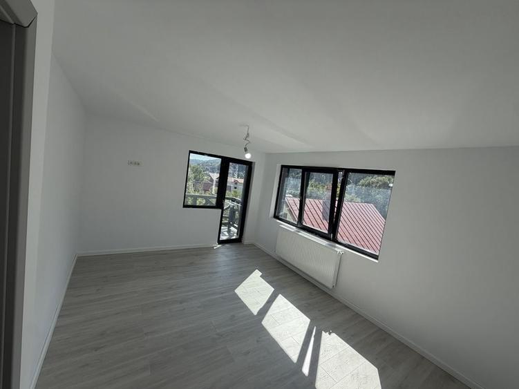 Apartament cu 4 camere decomandat în Poiana
