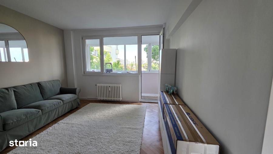 Apartament cu 3 camere semidecomandat în Tei