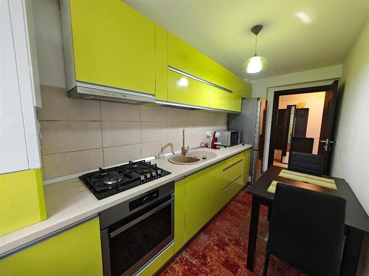 Apartament cu 2 camere decomandat, mobilat în Tractorul