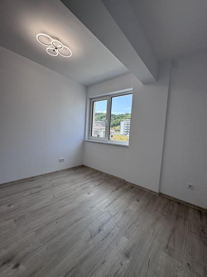 Apartament cu 3 camere semidecomandat în Florești