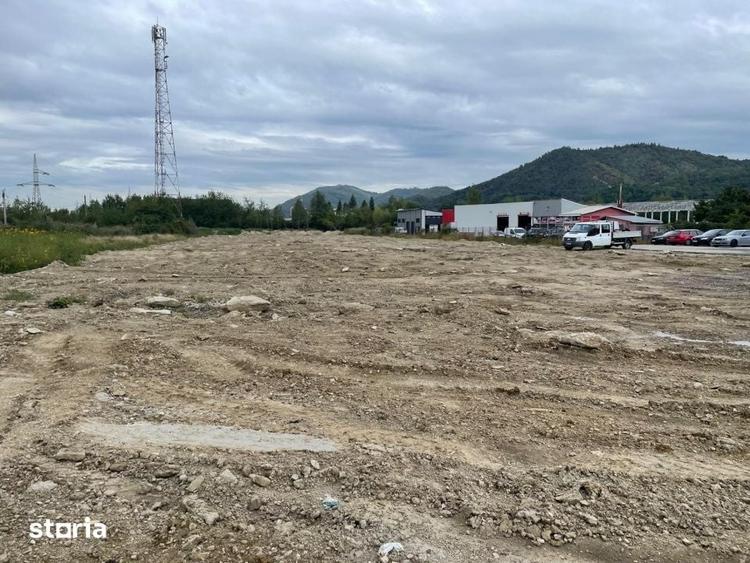 Teren de 7000 mp, în Est
