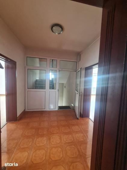 Spațiu comercial, de 110 mp, în Tractorul