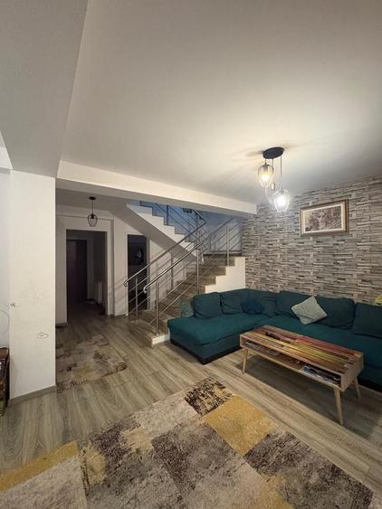 Casă individuală cu 7 camere cu Canalizare în Nord-Est