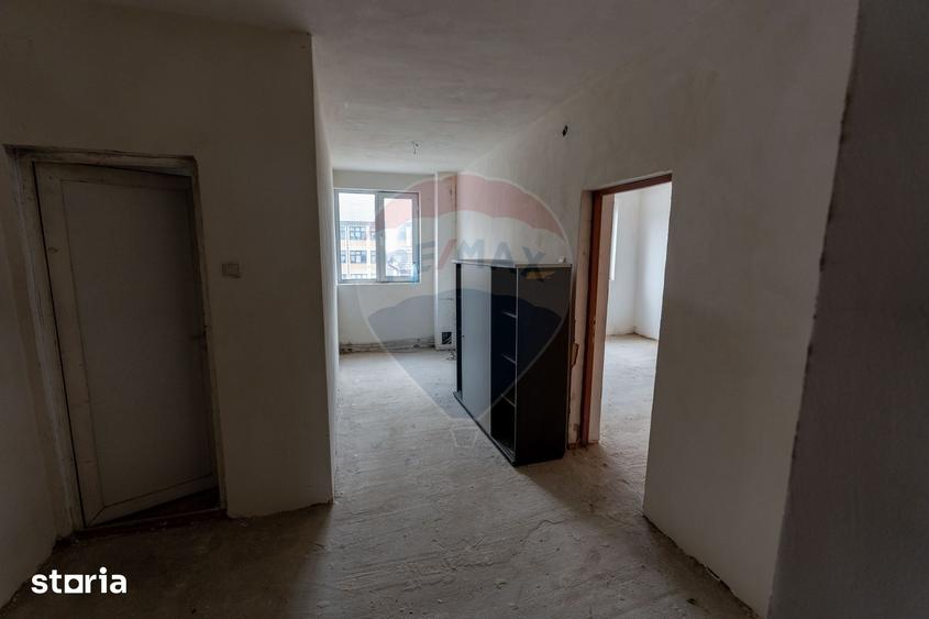 Spațiu comercial, de 3,700 mp, în Petros