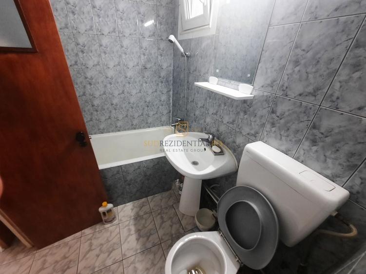 Apartament cu 3 camere semidecomandat în Berceni
