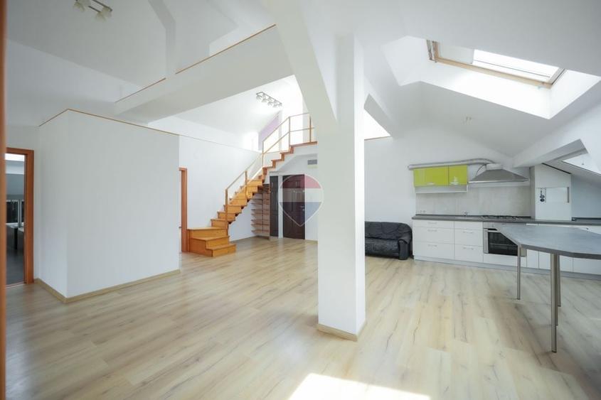 Penthouse cu 4 camere decomandat, mobilat în Nufărul
