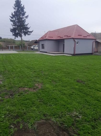 Casă individuală cu 4 camere cu Canalizare în Band