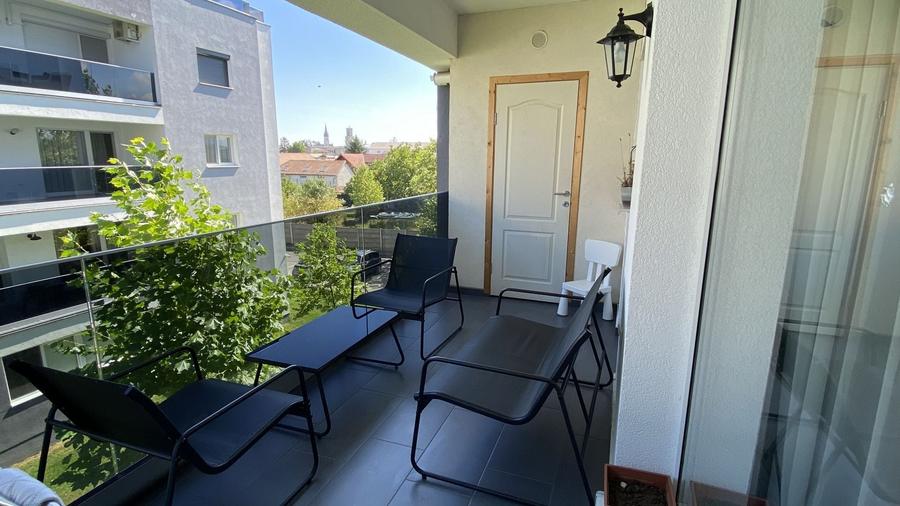 Apartament cu 3 camere semidecomandat, mobilat în Turnișor