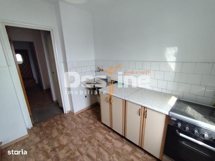 Apartament cu 3 camere, mobilat în Republicii