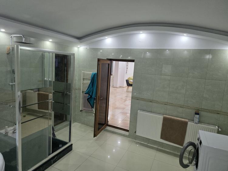Casă individuală cu 9 camere cu Teren 150 Mp în Brătianu