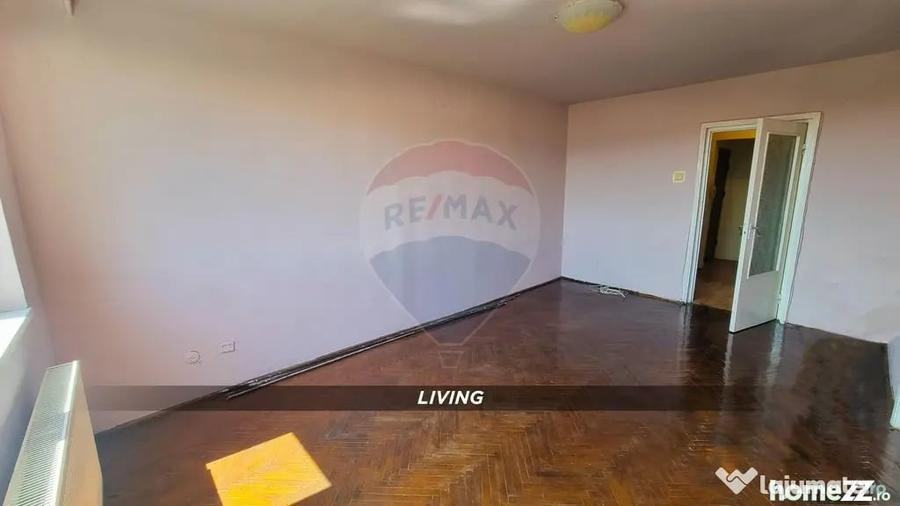 Apartament cu 3 camere semidecomandat în Central
