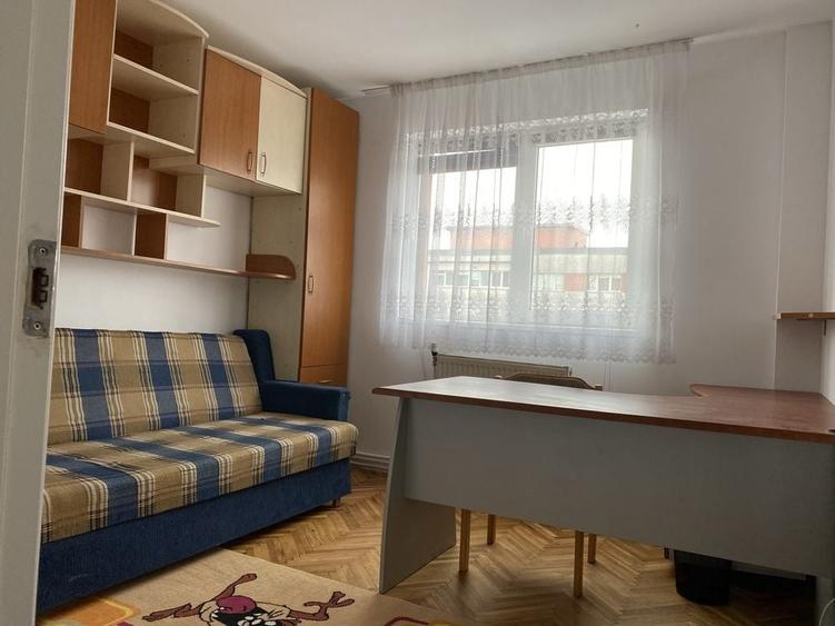 Apartament cu 3 camere semidecomandat în Grigorescu