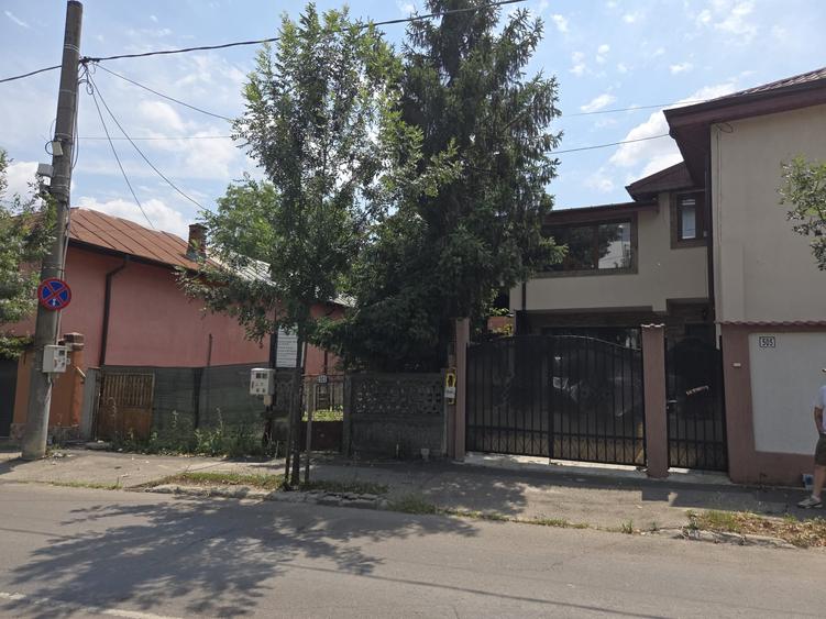 Casă individuală cu 10 camere cu Teren 400 Mp în Giulești