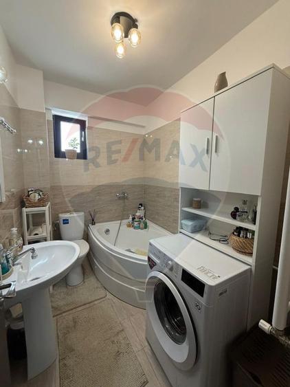 Apartament cu 3 camere semidecomandat în Pielești