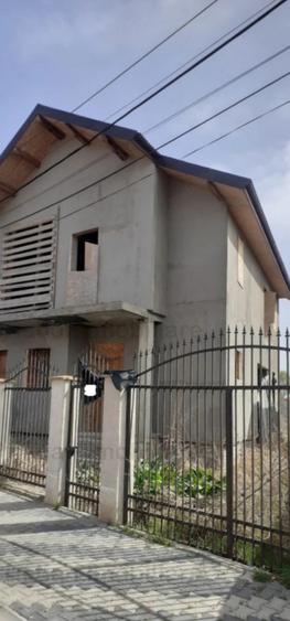 Casă cu 4 camere cu Teren 375 Mp în Cazasu