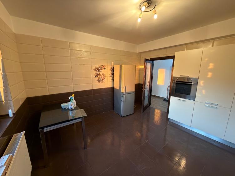Apartament cu 5 camere decomandat, mobilat în Giurgiului