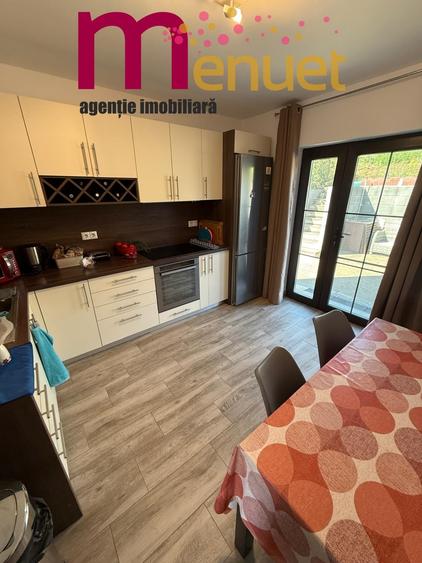 Casă individuală cu 6 camere cu Teren 2000 Mp în Malcoci