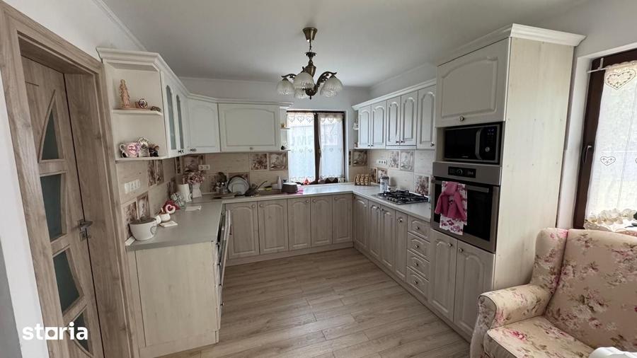 Casă cu 7 camere cu Teren 1080 Mp în Sânmartin