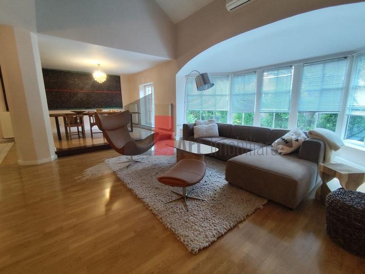 Casă cu 7 camere cu Piscina în Iancu Nicolae