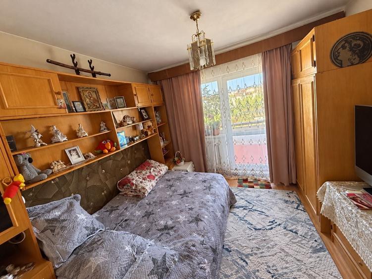 Apartament cu 4 camere decomandat în Turnișor