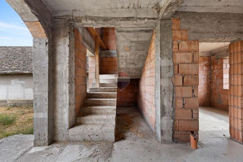 Casă individuală cu 5 camere cu Teren 1468 Mp în Semlac