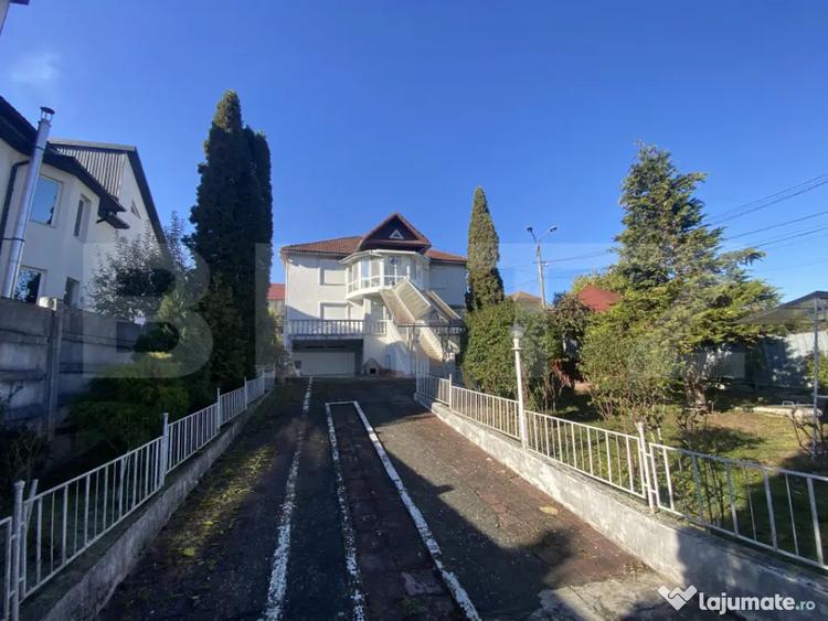 Casă cu 7 camere cu Teren 595 Mp în Central