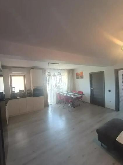 Apartament cu 3 camere decomandat în Florești