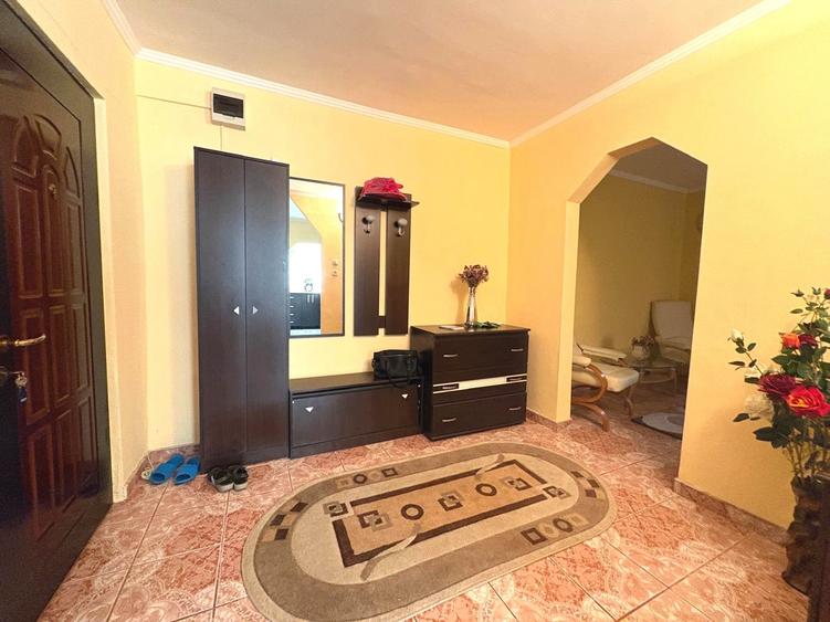 Apartament cu 3 camere decomandat în Est