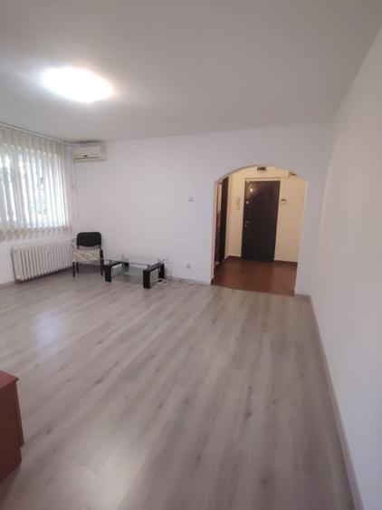 Apartament cu 3 camere semidecomandat, mobilat în Cotroceni