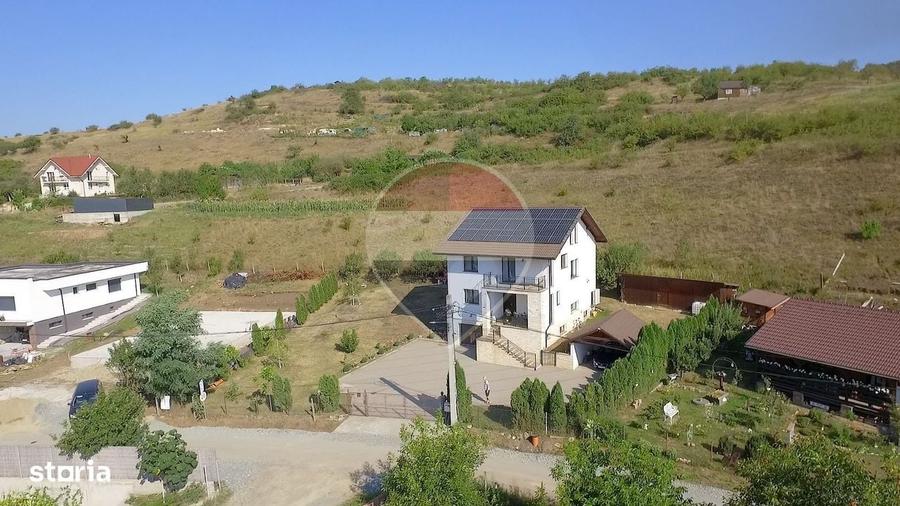 Casă cu 4 camere în Rădaia