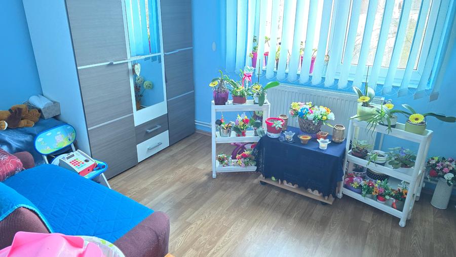 Apartament cu 3 camere semidecomandat în Gojdu