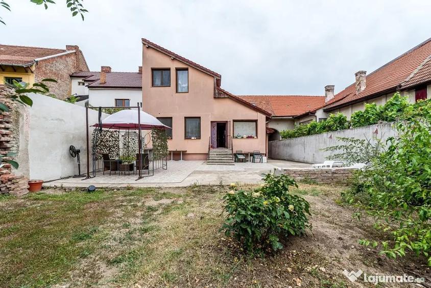 Casă cu 6 camere cu Teren 558 Mp în Central
