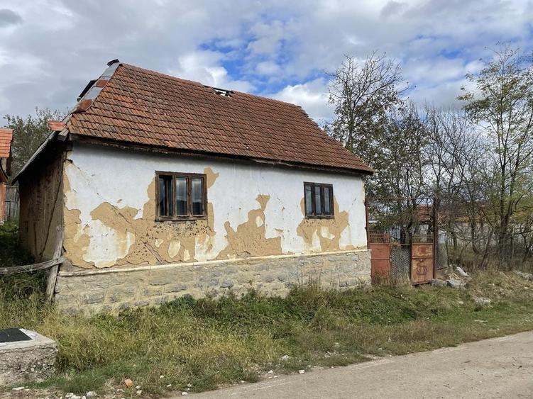 Teren de 2048 mp, în Albești