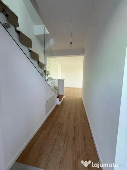 Casă cu 5 camere cu Teren 60 Mp în Pipera